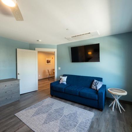 Long Beach Suites Gloucester Bagian luar foto