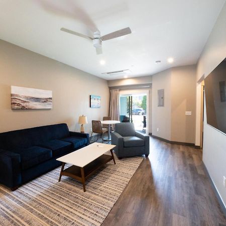 Long Beach Suites Gloucester Bagian luar foto