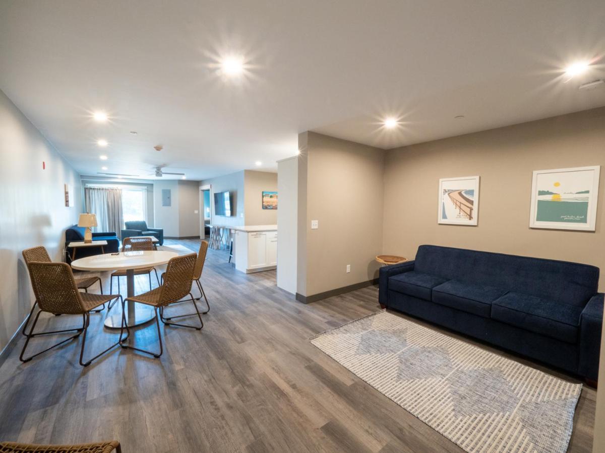 Long Beach Suites Gloucester Bagian luar foto