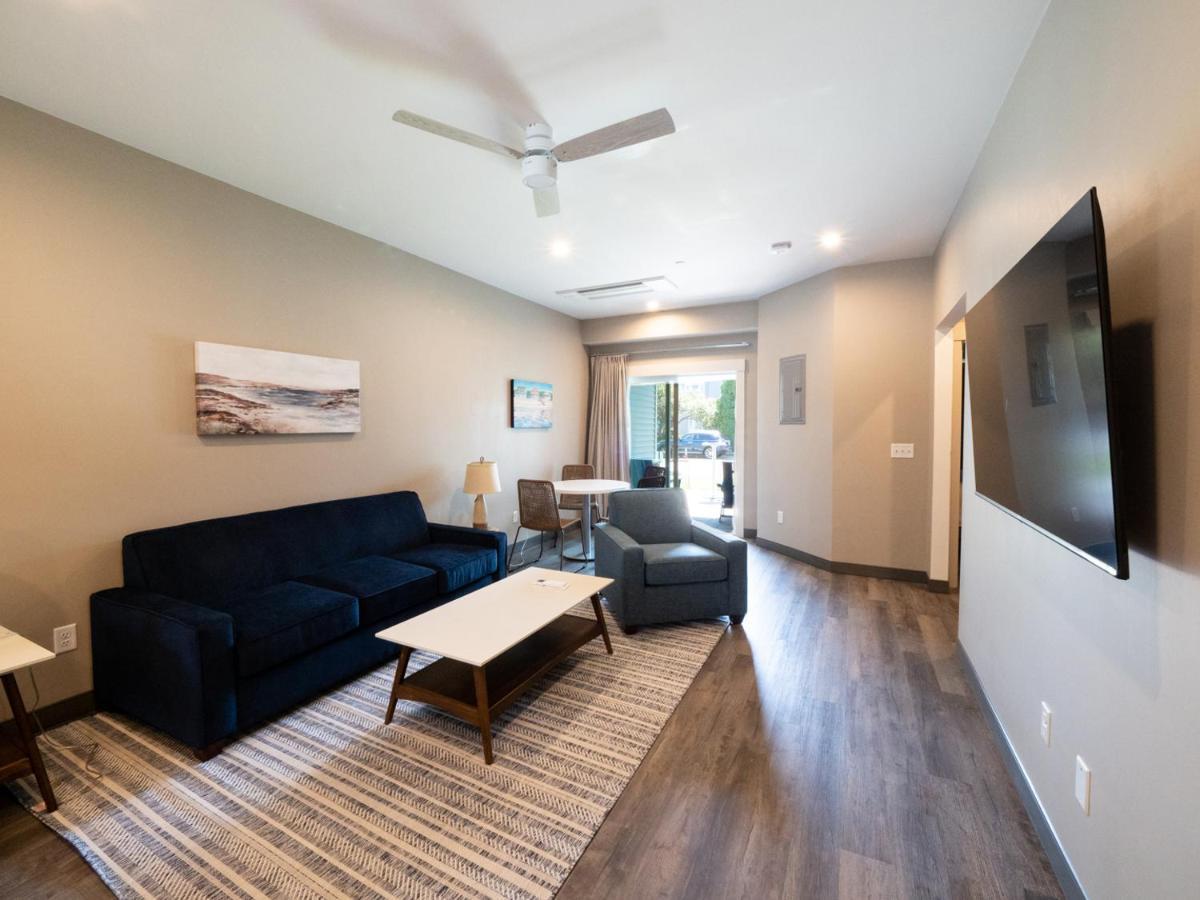 Long Beach Suites Gloucester Bagian luar foto